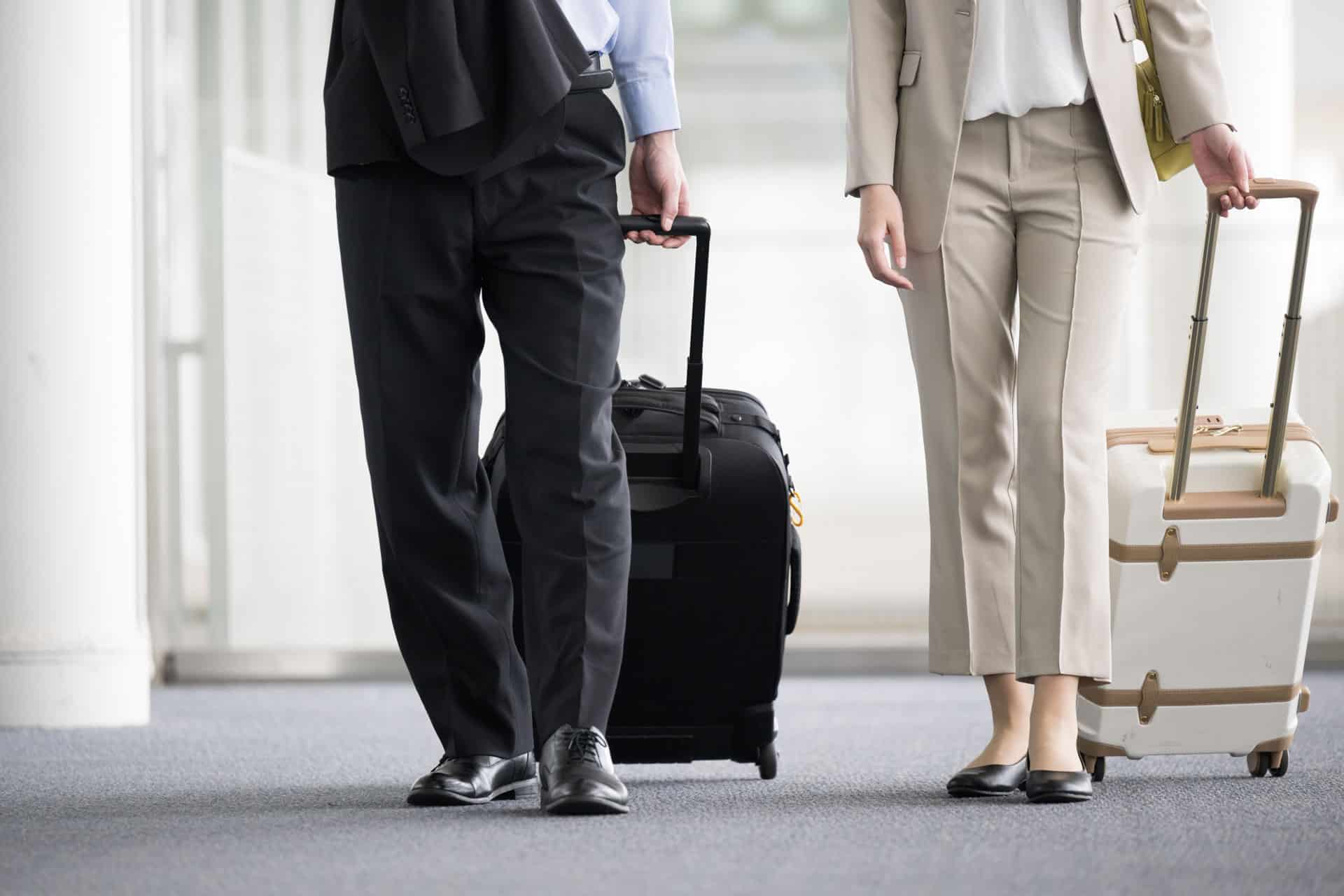 Geschäftsreisende Männer und Frauen