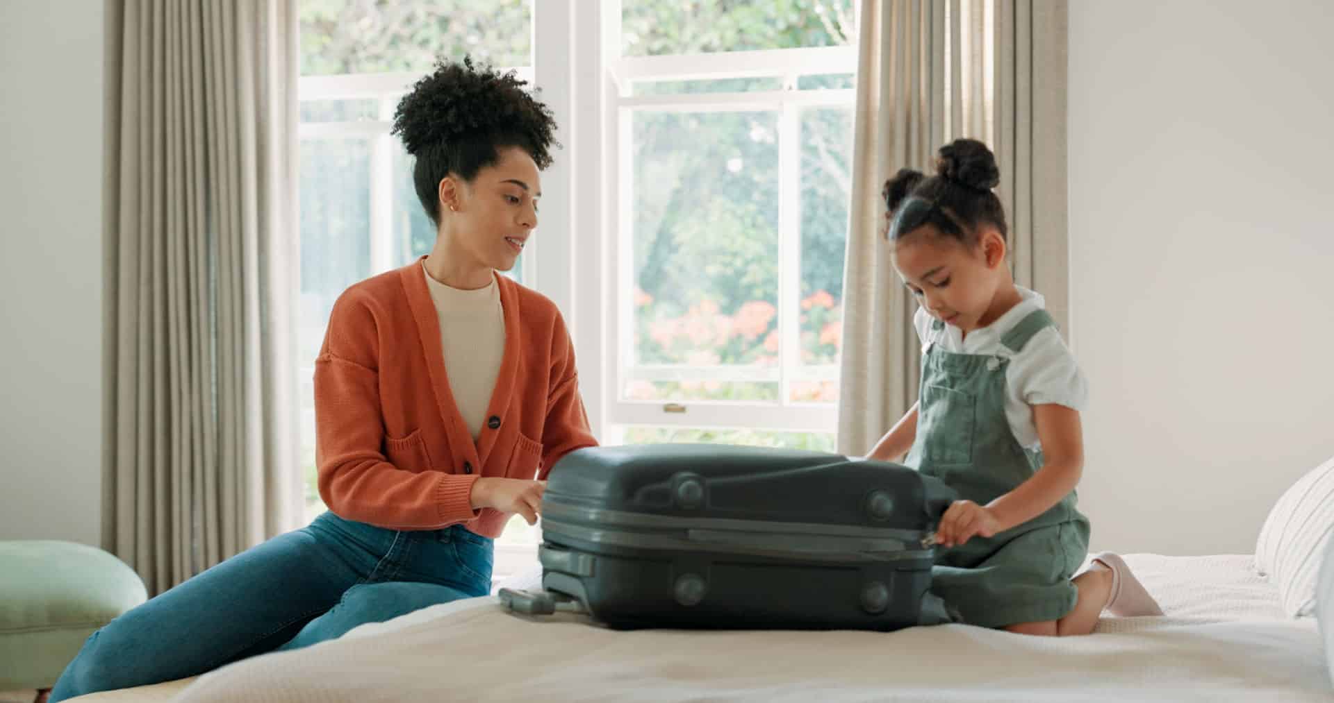 Mutter und Kind packen für den Urlaub