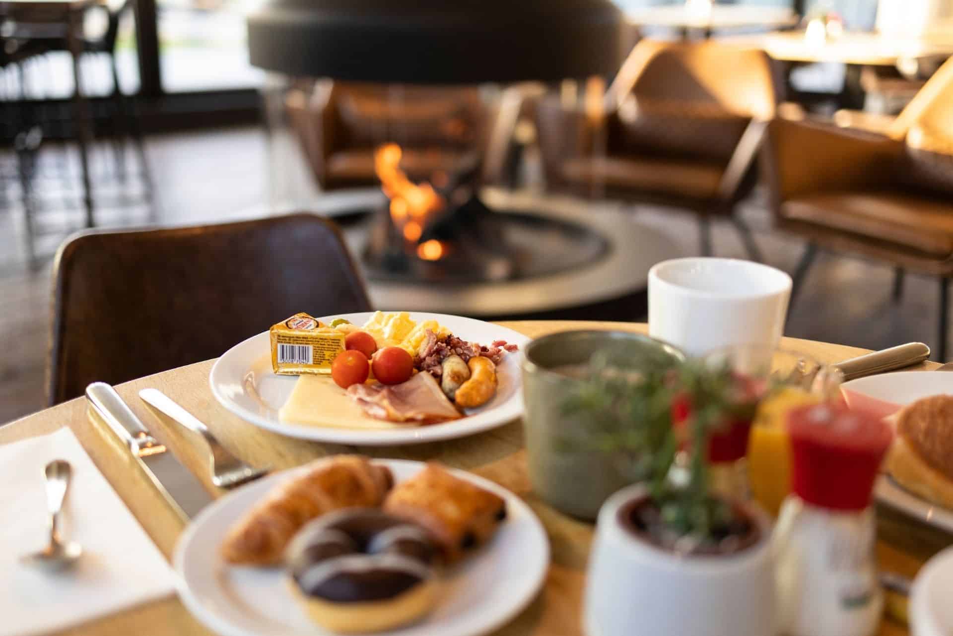 Petit déjeuner sur la table à côté de la cheminée
