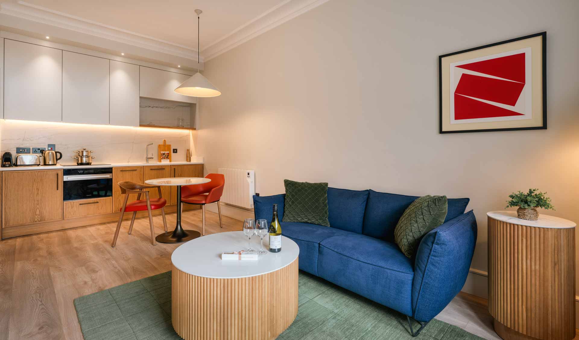 Wohnzimmer, Essbereich und voll ausgestattete Küche im PREMIER SUITES Dublin Leeson Street