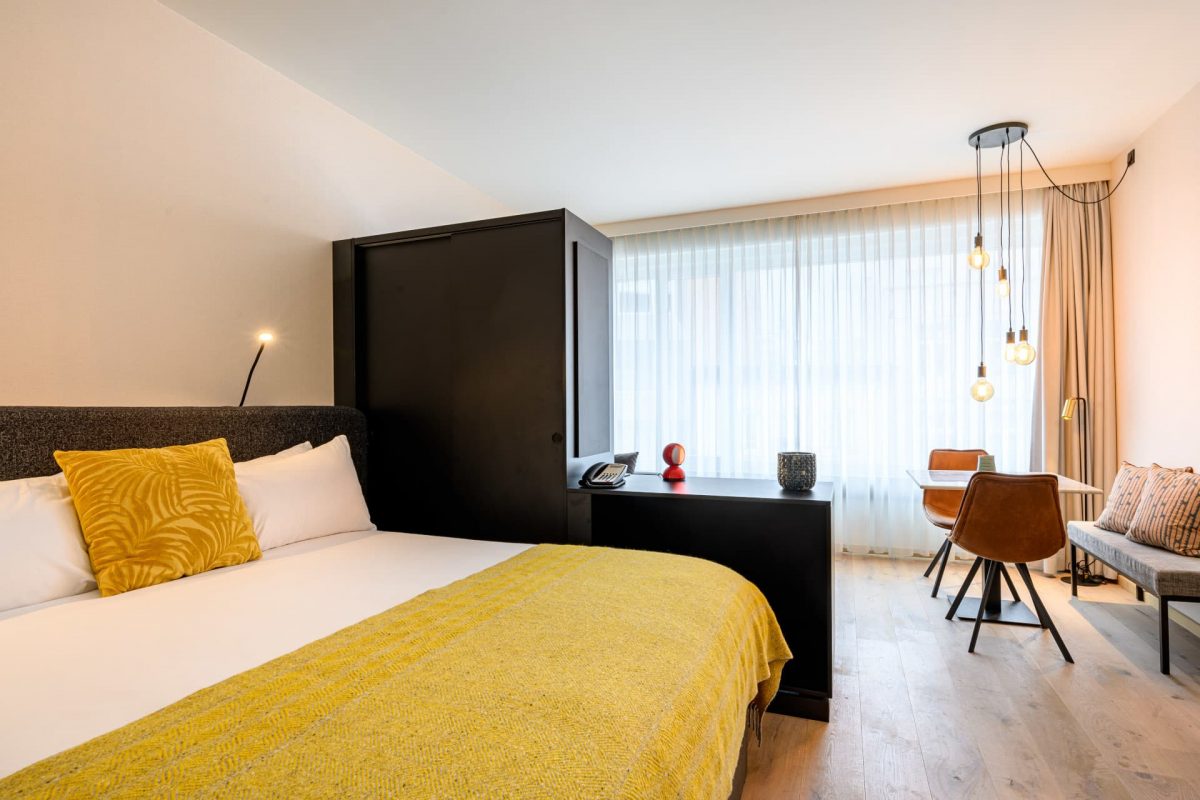 PREMIER SUITES PLUS Antwerp Executive Room With Kitchen Bed