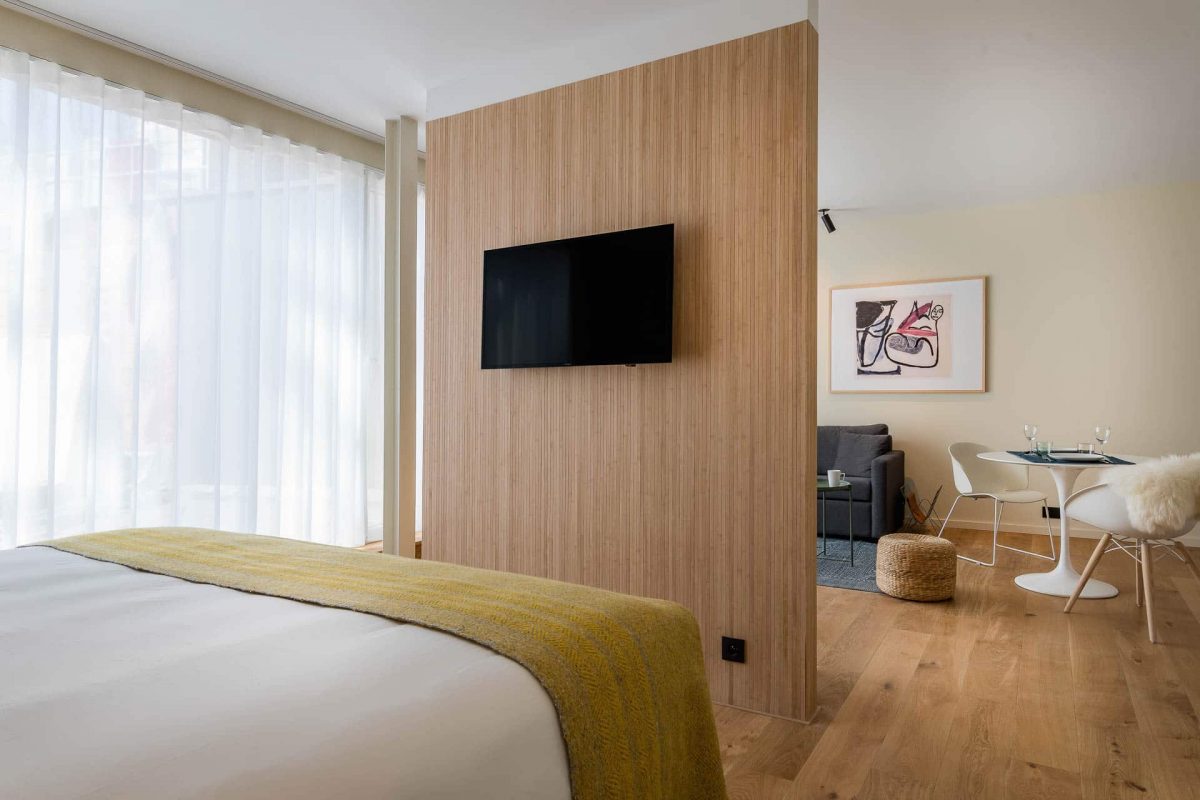 Moderne luxe suite kamer bij PREMIER SUITES PLUS Antwerpen