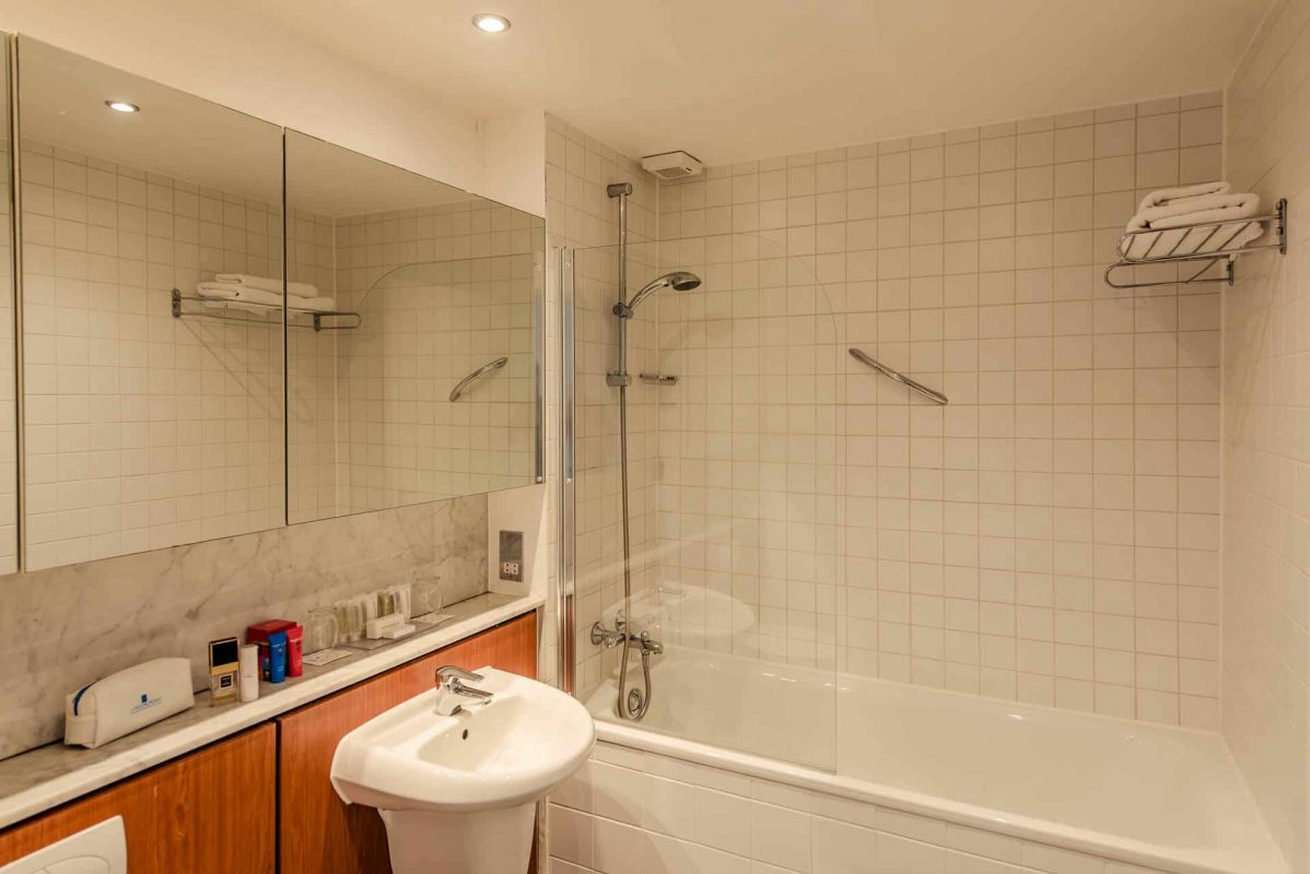 PREMIER SUITES Dublin Sandyford (bathroom shower and sink)