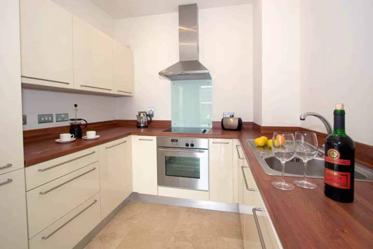 PREMIER SUITES Dublin Sandyford fully equipped kitchen