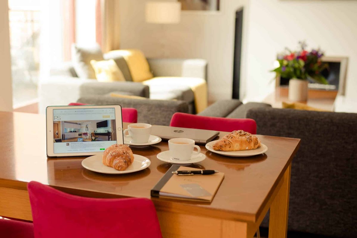 PREMIER SUITES PLUS Dublin Leeson Street kitchen table and chairs with breakfast